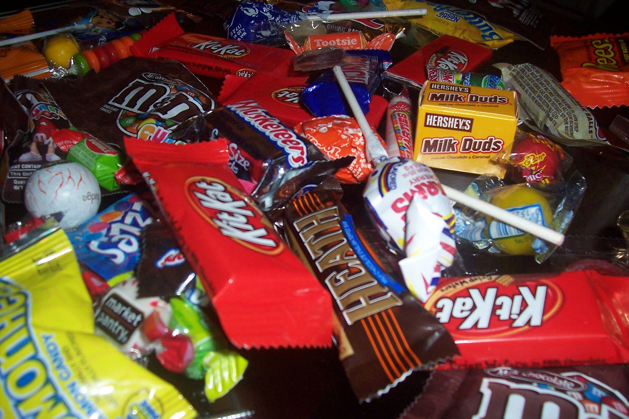 Сняли шоколадку. Milk duds конфеты. Halloween Candy Bar. Halloween Candy.
